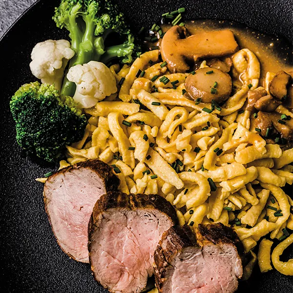 Spätzlegericht mit Schweinefilet und Gemüse.