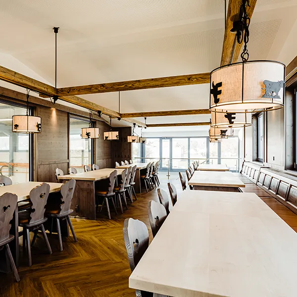 Heller Gastraum mit langen Tischen und traditionellen Stühlen. Das ist das Metzgerstüble von Engler in Welschingen.