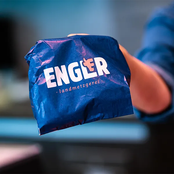 Blauer Papiertüte mit Engler-Logo wird präsentiert.