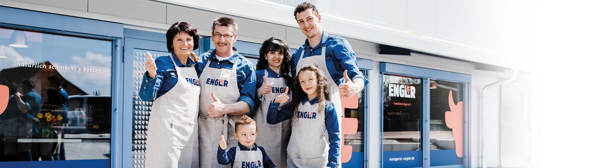 Familienfoto der Metzgerei Engler. Mit Walter Engler uns seiner Frau, Patrick Engler, seiner Frau und seinen beiden Kindern. Vor der Metzgerei Filiale in Welschingen.