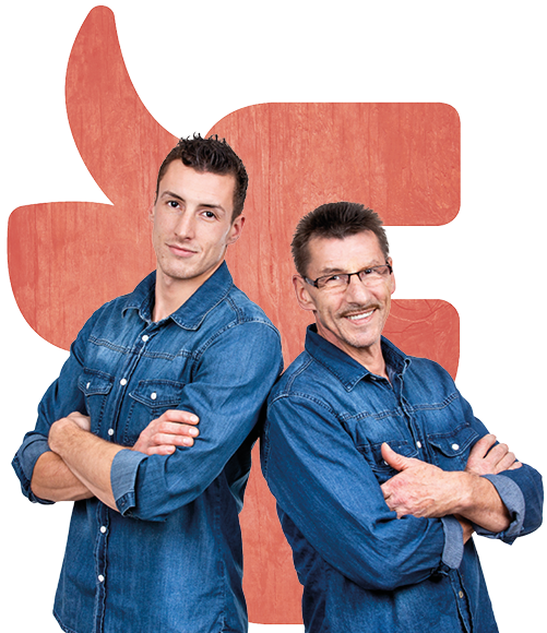 Patrick und Walter Engler stehen mit verschränkten Armen vor dem Engler-Logo.