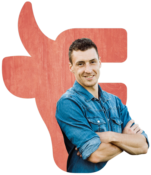 Porträt Patrick Engler mit verschränkten Armen vor rotem Logo.