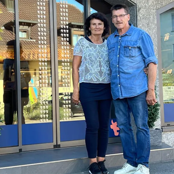 Außenansicht der Metzgerei Engler Filiale in Rielasingen-Worblingen. Walter Engler und seine Frau stehen vor dem Gebäude.